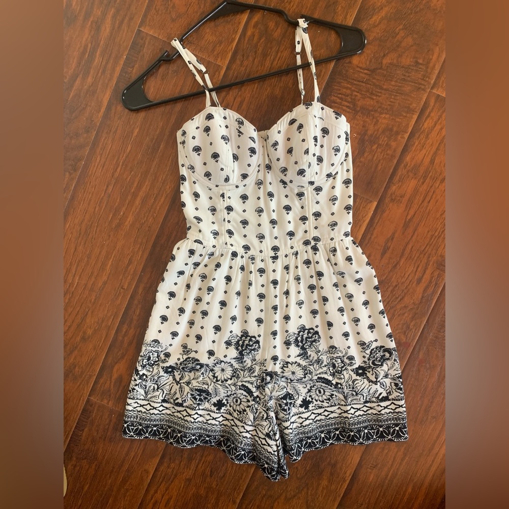 Cute romper.